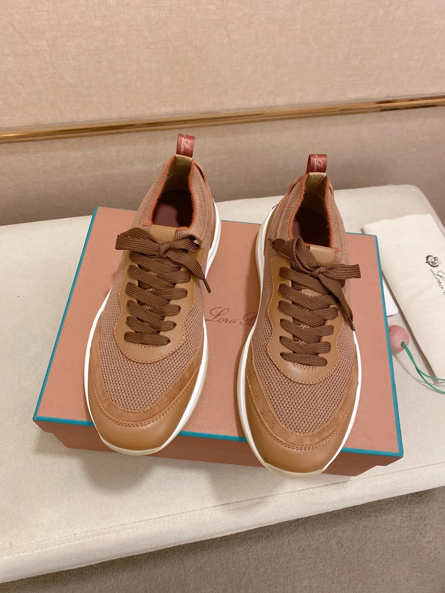 Men's shoes💰: 540💰🔥𝐥𝐨𝐫𝐨 𝐏𝐢𝐚𝐧𝐚 lp classic loafers, an Italian treasure brand, the only brand that can match Hermès! Only after wearing it do we realize that we can’t live up to our feet. The upper is made of imported first-layer cowhide with breathable fly-knit fabric, water-dyed cowhide foot pads, and the official original glass rubber outsole and pendant. Exclusive original packaging (tag ➕ brand paper ➕ outer box ➕ hand bag) code number: 38-44. Can be customized 45-46